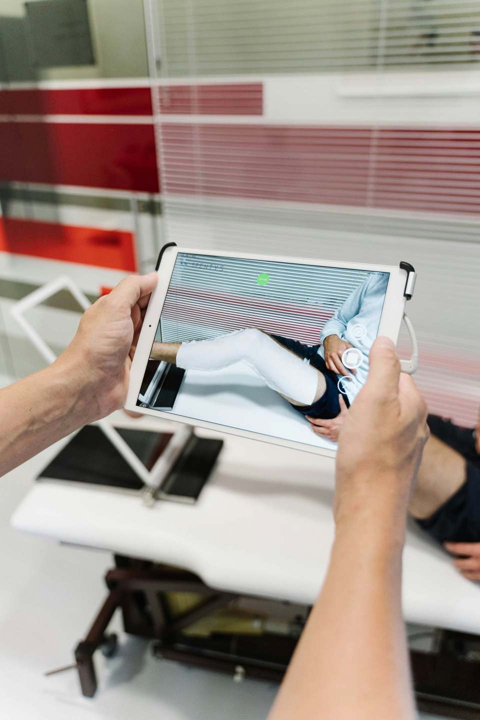 Person, die einen weißen Tablet-Computer hält